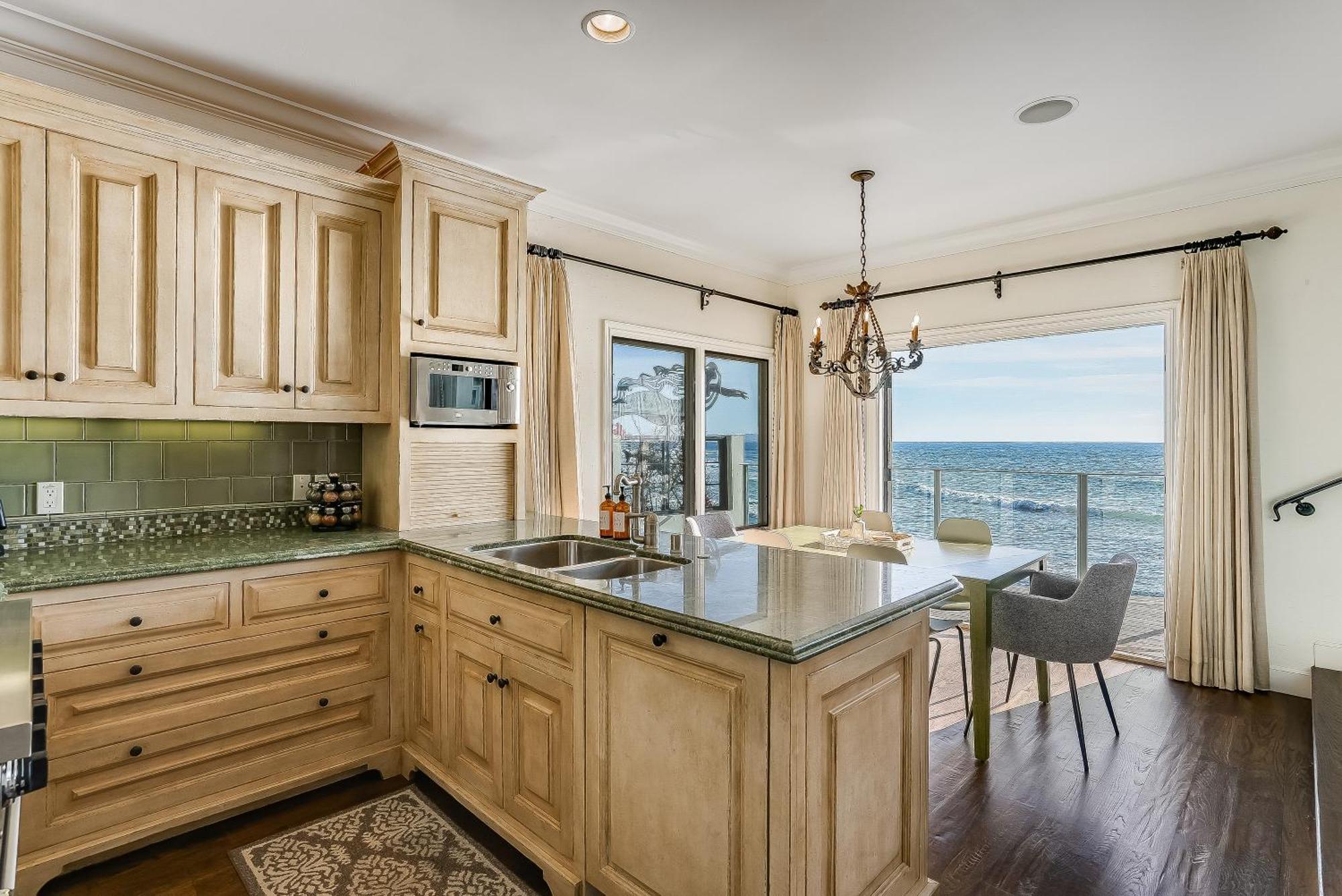 Holiday home Luxury, Renovated, Oceanfront With Incredible Deck & Views - Dogs Welcome