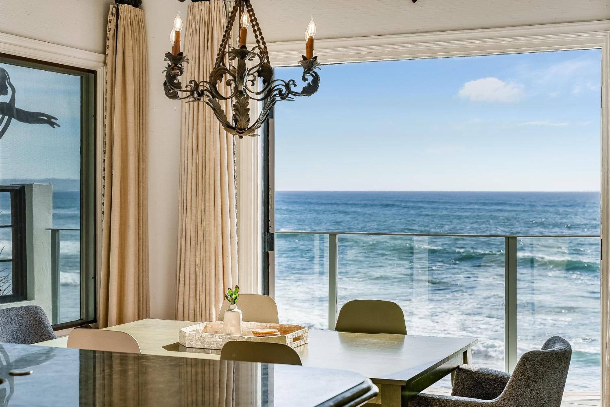 Luxury, Renovated, Oceanfront With Incredible Deck & Views - Dogs Welcome Holiday home *