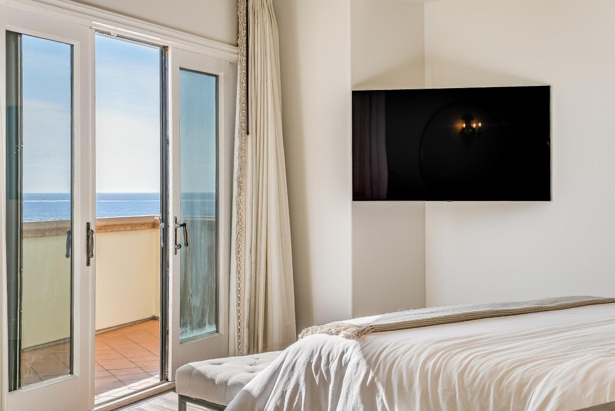 Luxury, Renovated, Oceanfront With Incredible Deck & Views - Dogs Welcome