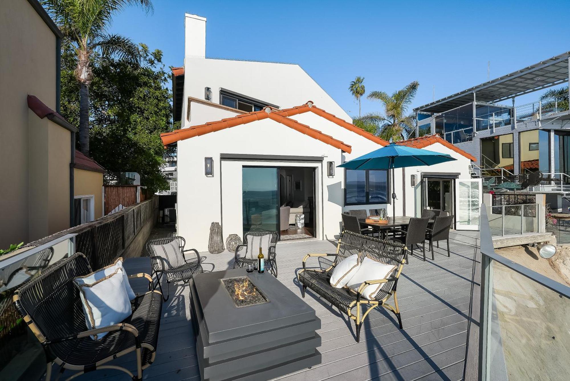 Holiday home Luxury, Renovated, Oceanfront With Incredible Deck & Views - Dogs Welcome *