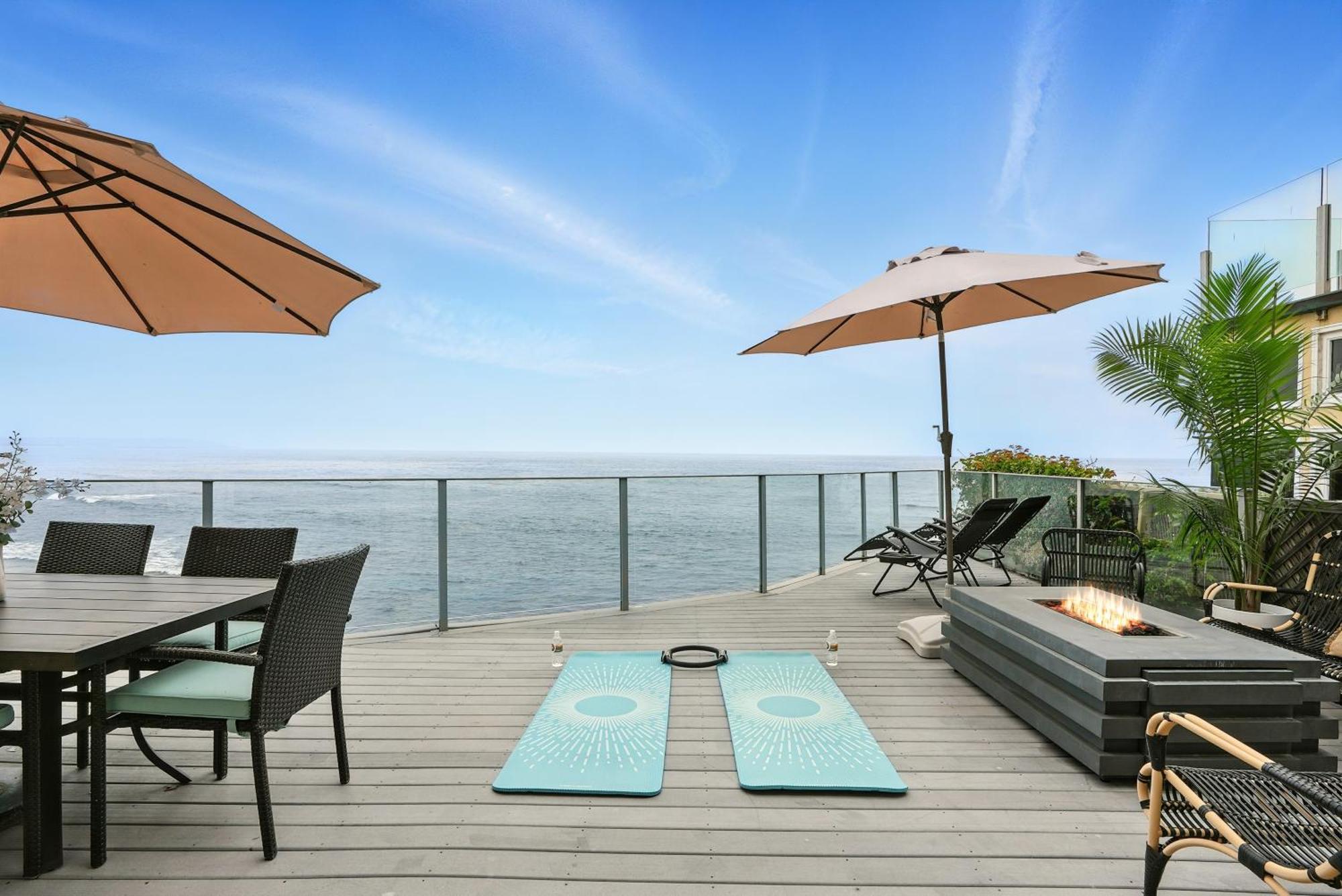 Holiday home Luxury, Renovated, Oceanfront With Incredible Deck & Views - Dogs Welcome *