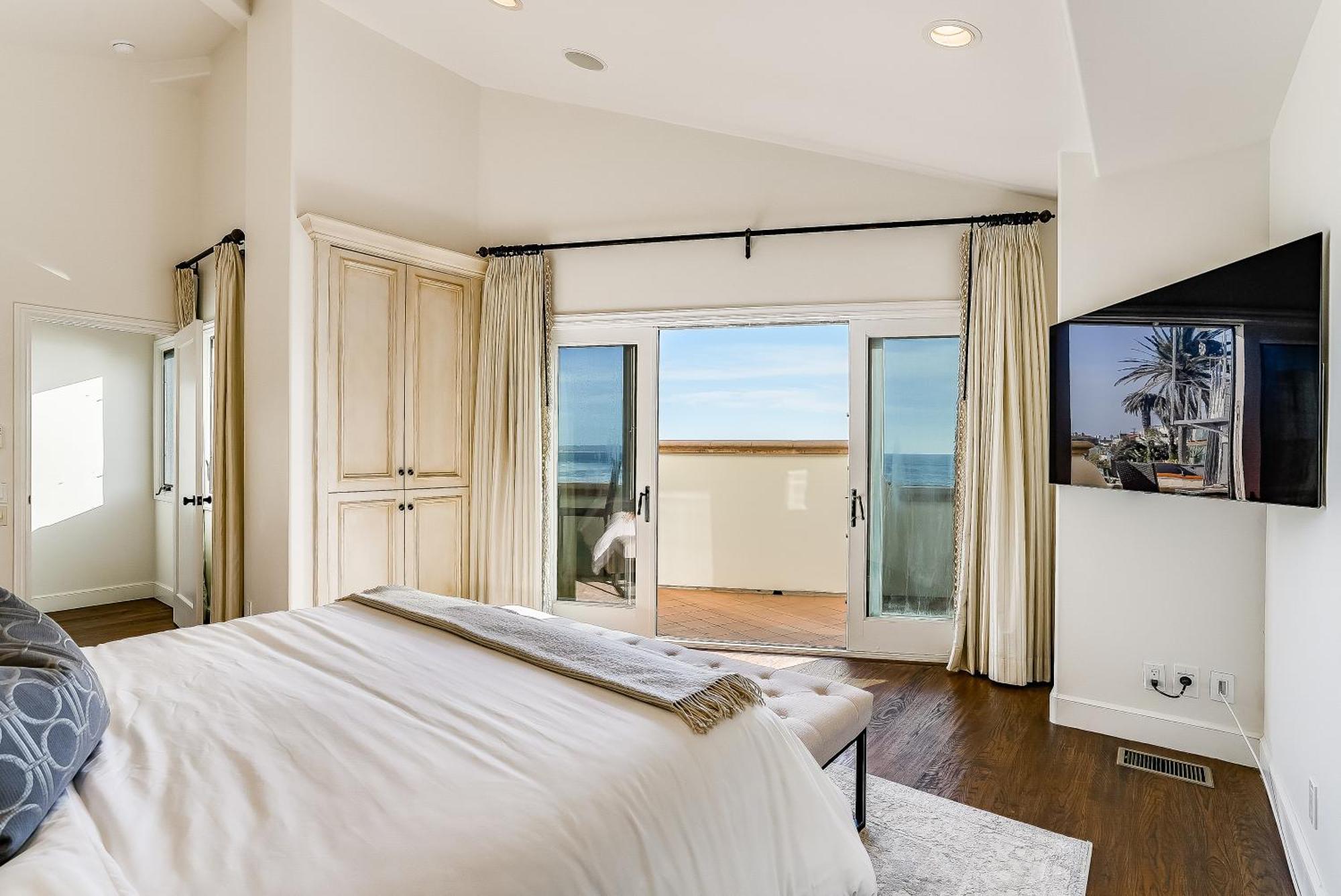 Holiday home Luxury, Renovated, Oceanfront With Incredible Deck & Views - Dogs Welcome