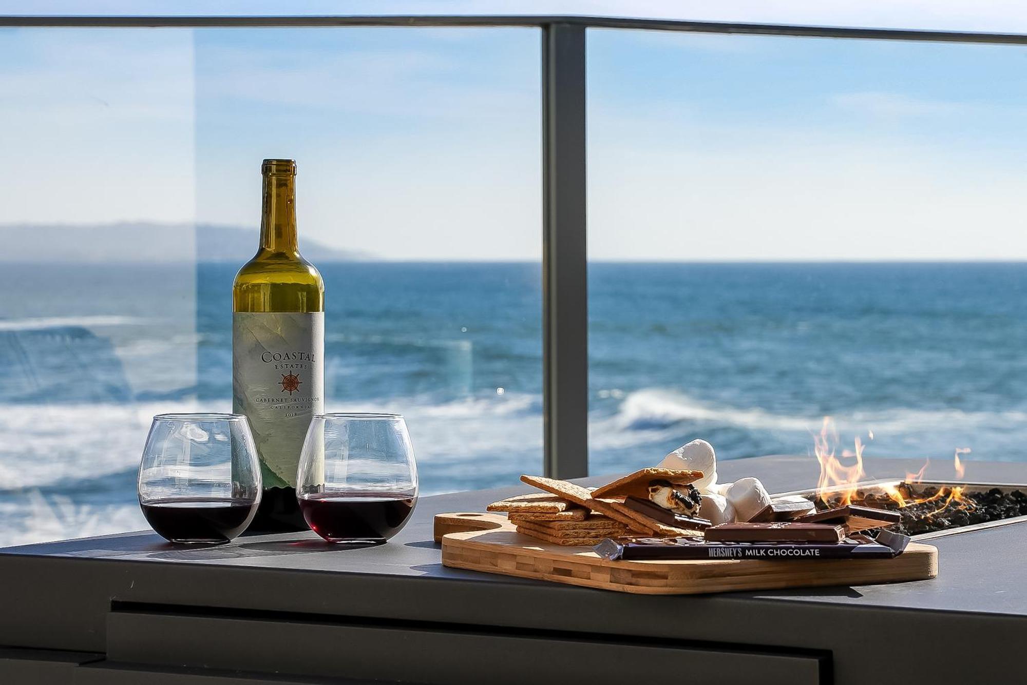 Holiday home Luxury, Renovated, Oceanfront With Incredible Deck & Views - Dogs Welcome *
