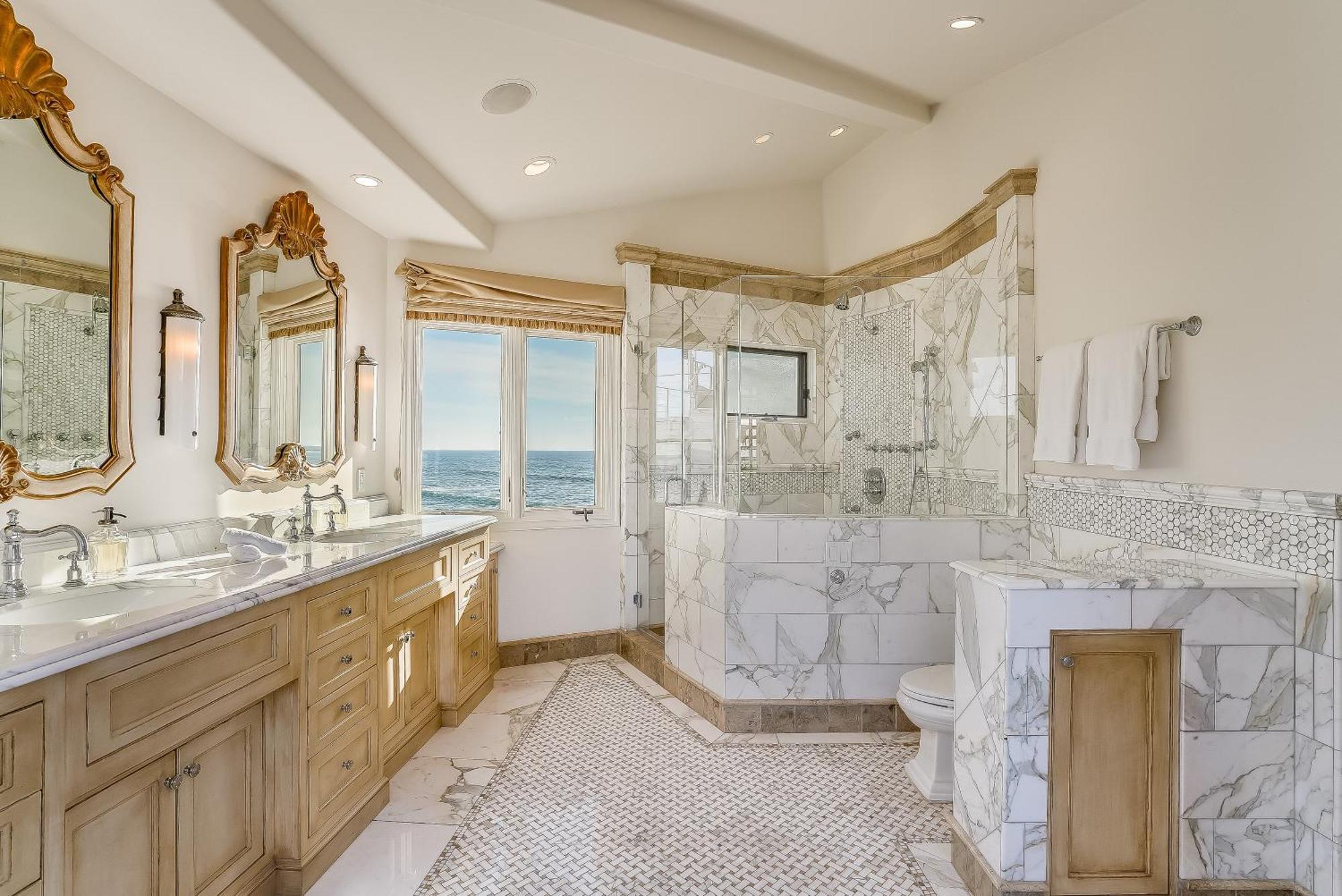 Luxury, Renovated, Oceanfront With Incredible Deck & Views - Dogs Welcome *