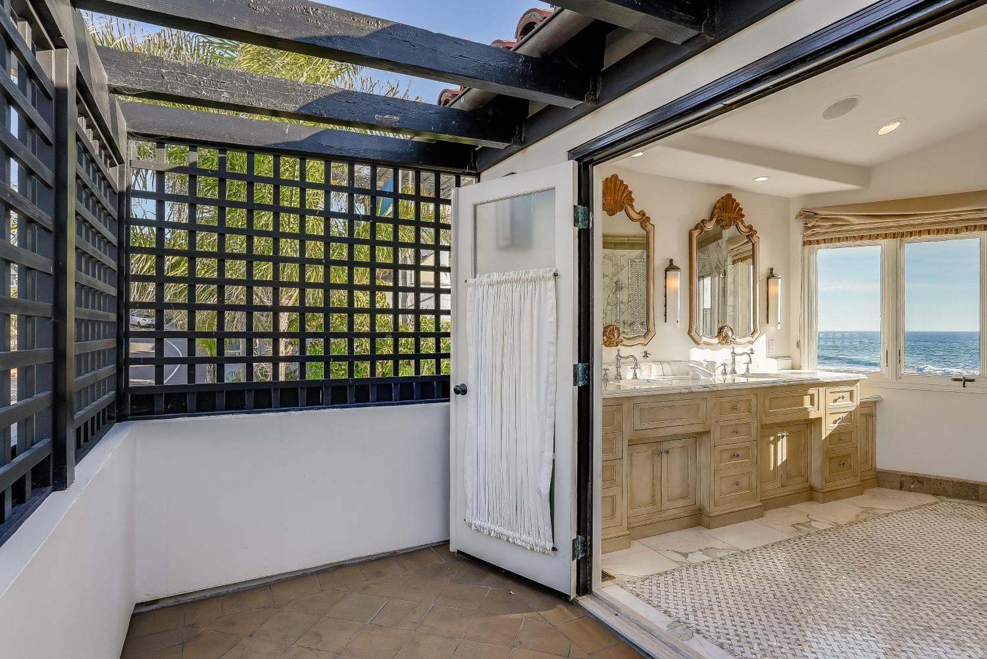 Luxury, Renovated, Oceanfront With Incredible Deck & Views - Dogs Welcome Holiday home *