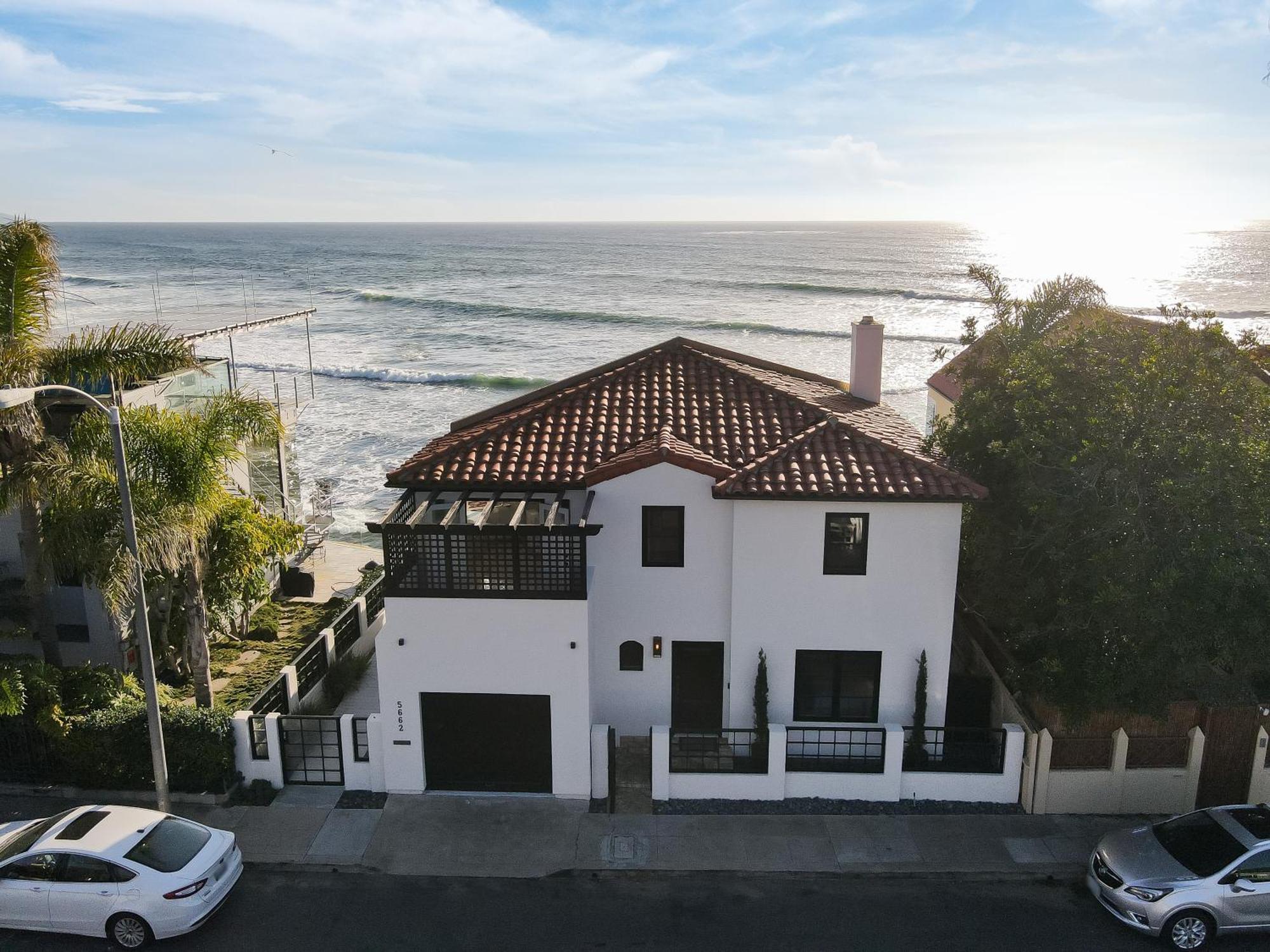 Luxury, Renovated, Oceanfront With Incredible Deck & Views - Dogs Welcome Holiday home *