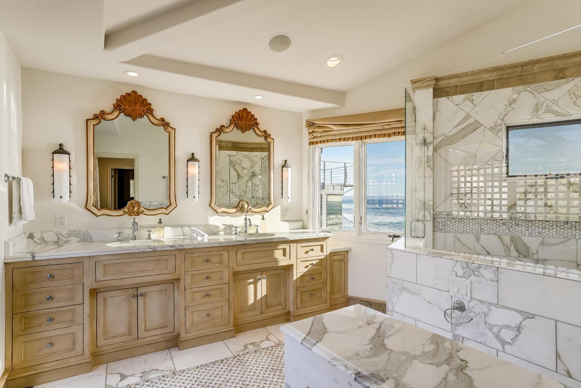 Holiday home Luxury, Renovated, Oceanfront With Incredible Deck & Views - Dogs Welcome San Diego